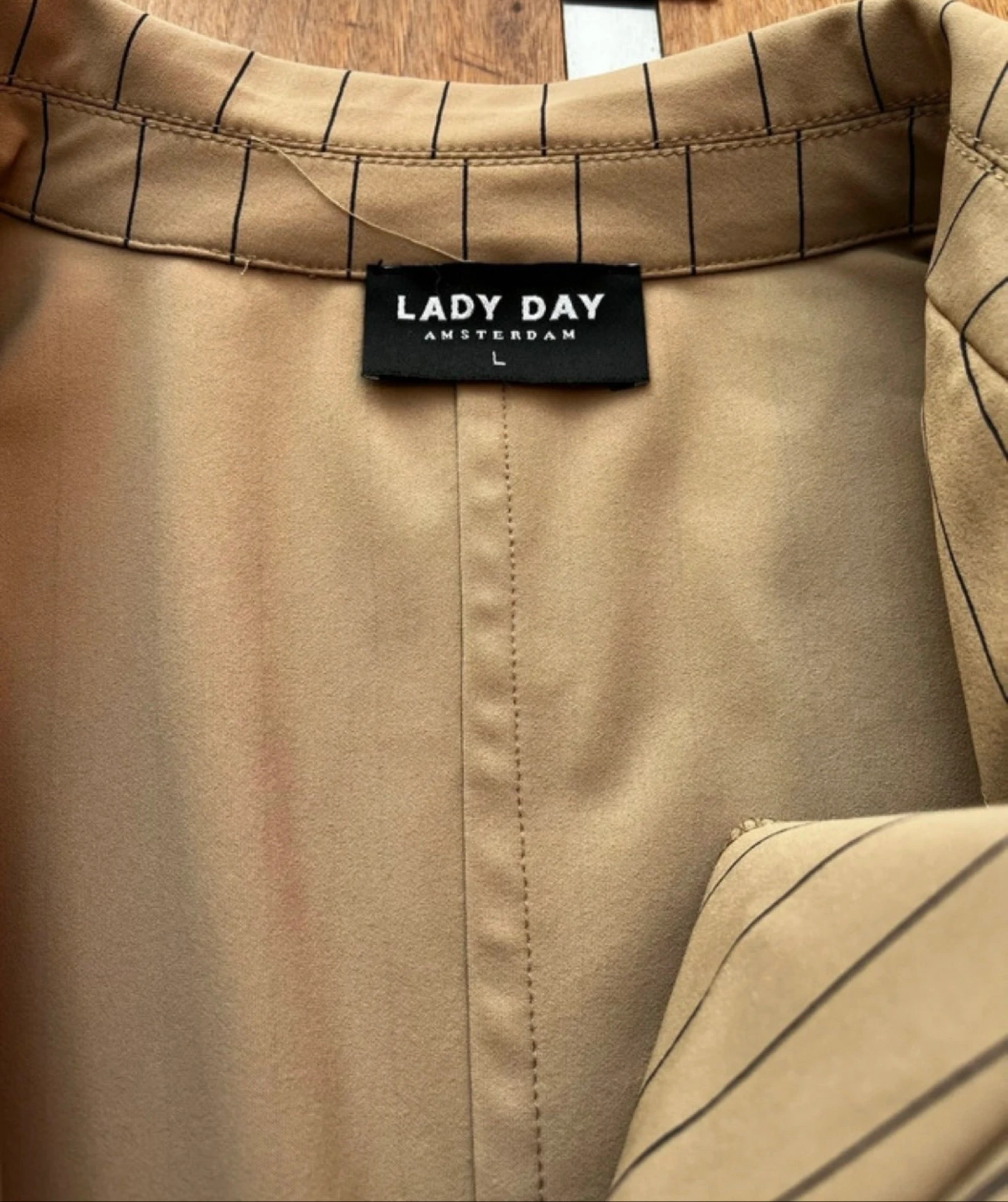 🌺 𝒎𝒛 |Lady Day |camel jasje  met blauwe krijtstreep | maat L | zgan – photo 3